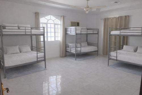 Amour Hostel tesisinde bir odada yatak veya yataklar