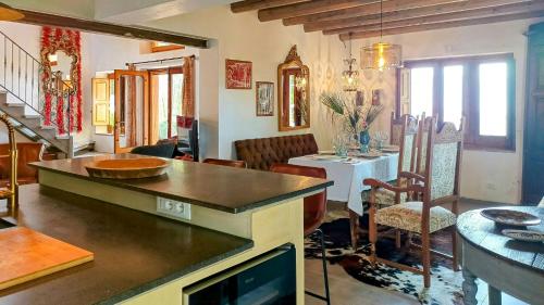 une cuisine avec une table et une salle à manger dans l'établissement Villa Entre Mer Et Montagne En Sicile, à Caccamo
