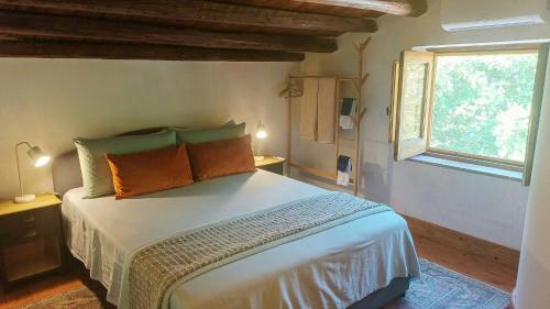 une chambre avec un lit et une fenêtre dans l'établissement Villa Entre Mer Et Montagne En Sicile, à Caccamo