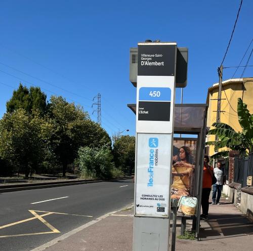 ein Bushaltestellenschild am Straßenrand in der Unterkunft Booking94 in Villeneuve-Saint-Georges