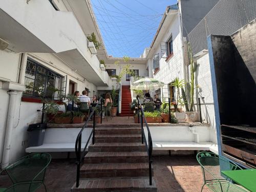 een groep mensen die op de trap van een gebouw zitten bij Long Street Backpackers in Kaapstad