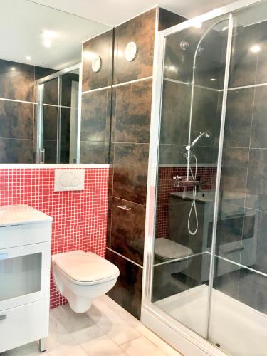 a bathroom with a toilet and a shower at Panoramic Sea Suites II By VALENCIAFLATS EU in Valencia