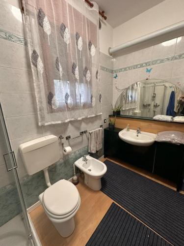 a bathroom with a toilet and a sink at Lemon house in Montebelluna