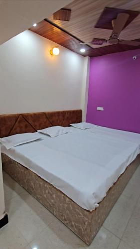 En eller flere senge i et værelse på Shri Mahakaleshwar Homestay