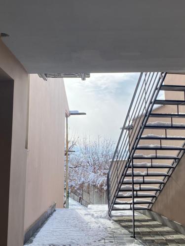 een trap in een gebouw met sneeuw op de grond bij Elite guest house in Pʼarakʼar