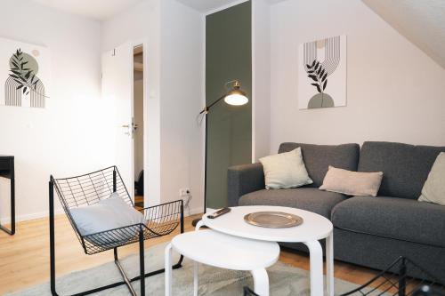 un soggiorno con un divano e un tavolo di DAS GRÜNE NEST Münsterland Living a Drensteinfurt