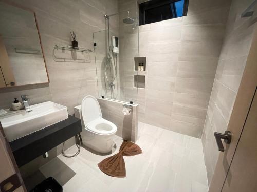 een badkamer met toilet, douche en wastafel bij Breeze Bay Villa in Wok Tum