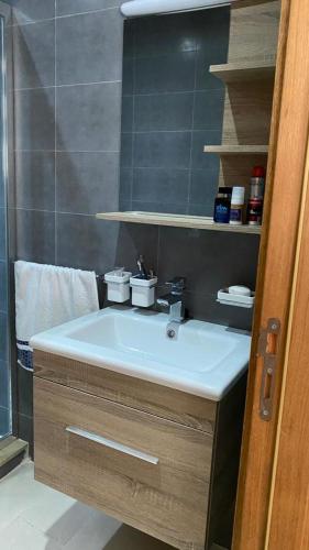 un bagno con lavandino e doccia di Apparemment a Minaret de Mansuria