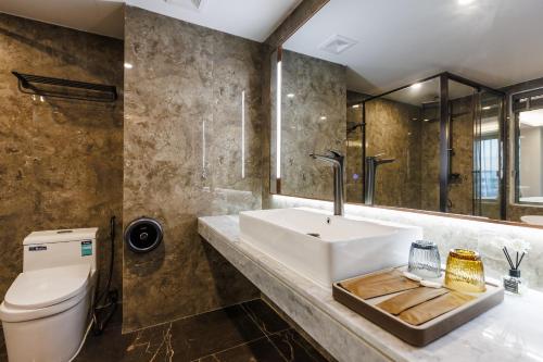 een badkamer met een wastafel en een toilet bij Marquis Hotel in Ban Bang Toei (1)