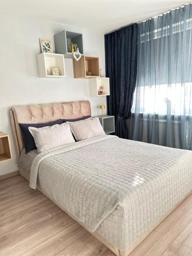 Een bed of bedden in een kamer bij LIUxSAU apartmentai