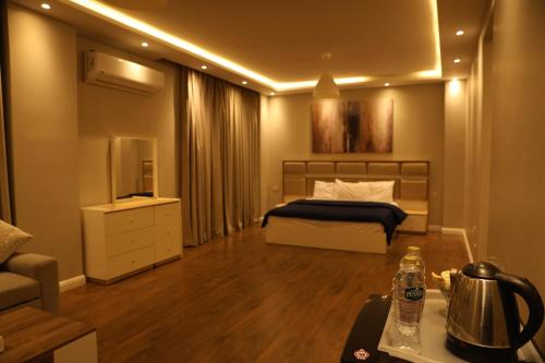 En eller flere senge i et værelse på Munir`s residence 2