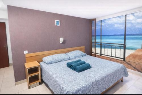 een slaapkamer met een bed met uitzicht op de oceaan bij San Jordi Tossa de Mar in Tossa de Mar