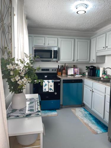 Køkken eller tekøkken på A Cozy & Comfortable Retreat! Stay with Me!