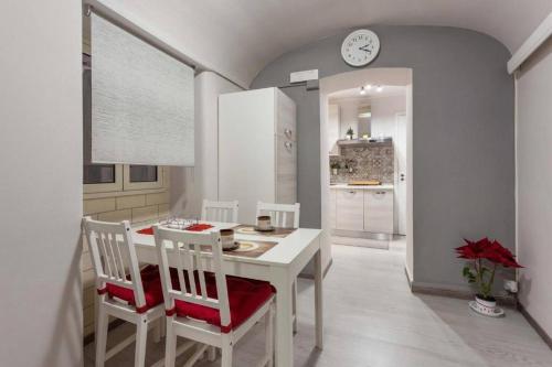 卡塔尼亚Two Rooms Bellini的带桌椅和钟的厨房