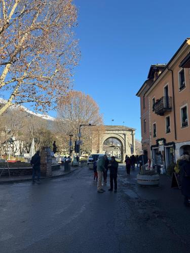 eine Gruppe von Menschen, die eine Stadtstraße entlanggehen in der Unterkunft Maison Berthod in Aosta
