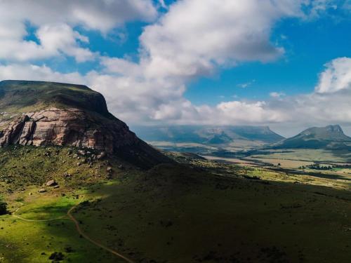 een luchtfoto van een berg met bergen op de achtergrond bij Mount Everest Guest Farm in Harrismith