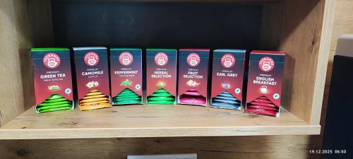 een plank met daarop boeken in verschillende kleuren bij Motel Sleep Inn in Töging am Inn