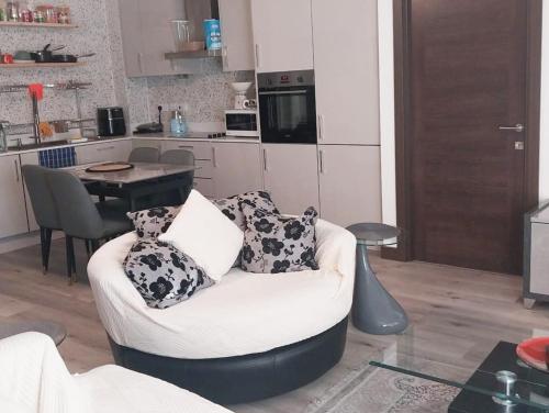 Küche/Küchenzeile in der Unterkunft Host-Free Ensuite Double Bed by Heathrow