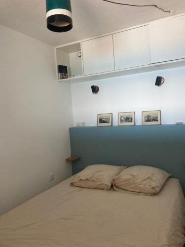 Postel nebo postele na pokoji v ubytování T2 Apartment Eugenie Ocean View Grande Plage and Pool