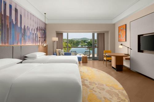 En eller flere senge i et værelse på Le Méridien Shanghai Sheshan