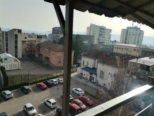 una vista da una finestra di un parcheggio di Mala Sirena a Pirot