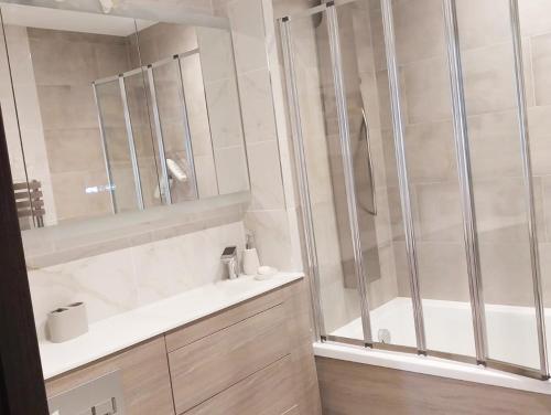 Ein Badezimmer in der Unterkunft Host-Free Ensuite Double Bed by Heathrow