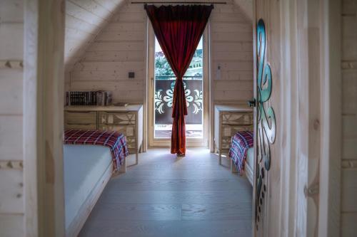 una piccola camera da letto con un letto e una finestra di Wygodno a Szlembark