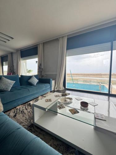 Posezení v ubytování Waterfront Villa & Private Pool 12 km from the Stadium