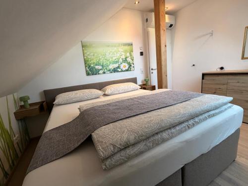 En eller flere senge i et værelse på Ferienwohnung Moser