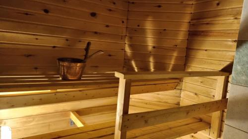 - un sauna en bois avec un seau dans l'établissement Peaceful house for relaxing, à Oulu