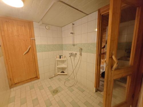 une salle de bain avec une douche avec un tuyau dans l'établissement Peaceful house for relaxing, à Oulu