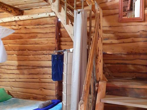 une cabine en bois avec un escalier dans une pièce dans l'établissement Eingedi Retreat, à Kommissiepoort
