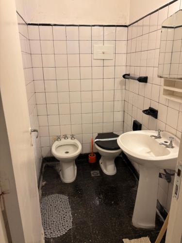 een badkamer met twee toiletten en een wastafel bij Hotel gade in Mar del Plata