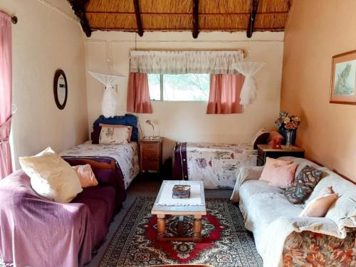 un salon avec deux canapés et une table dans l'établissement Eingedi Retreat, à Kommissiepoort