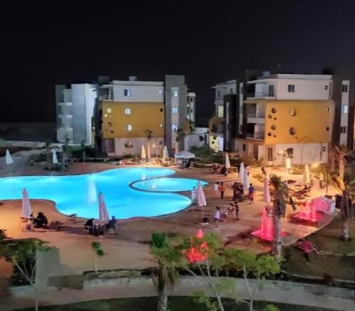 een groot zwembad met mensen eromheen 's nachts bij مرسى مطروح - سورتلاج Sortilag 2 family only in Marsa Matruh