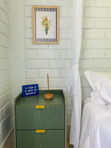 una camera da letto con armadio verde accanto a un letto di Casa Das Flores Piri a Pirenópolis