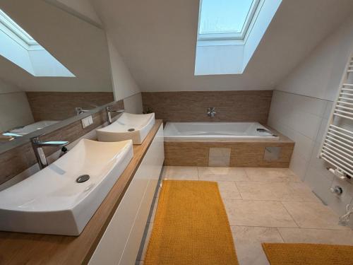 Et badeværelse på Ferienwohnung Moser