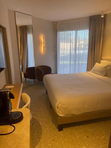 En eller flere senge i et værelse på Golden Tulip Avignon Le Paradou