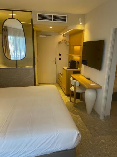 En eller flere senge i et værelse på Golden Tulip Avignon Le Paradou