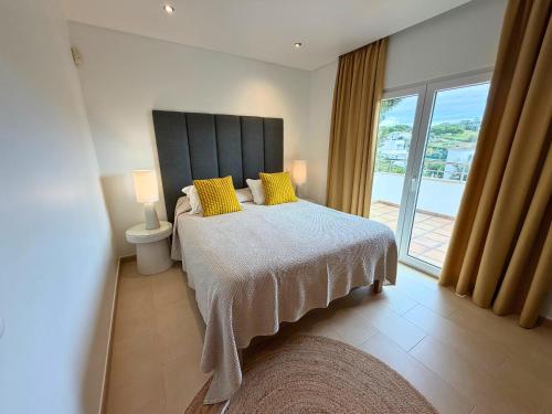 En eller flere senge i et værelse på Pine Tree Apartments - Praia da Coelha - Albufeira