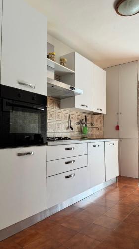 Kuchyň nebo kuchyňský kout v ubytování Emilia Tre camera in appartamento bagno privato