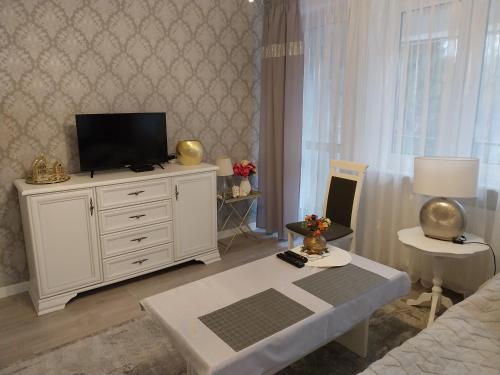 Et tv og/eller underholdning på Pokoje gościnne Słupy Olsztyn - parking