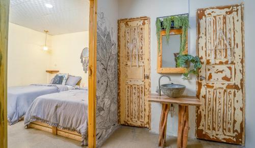 Postel nebo postele na pokoji v ubytování Casa Wabi Sabi