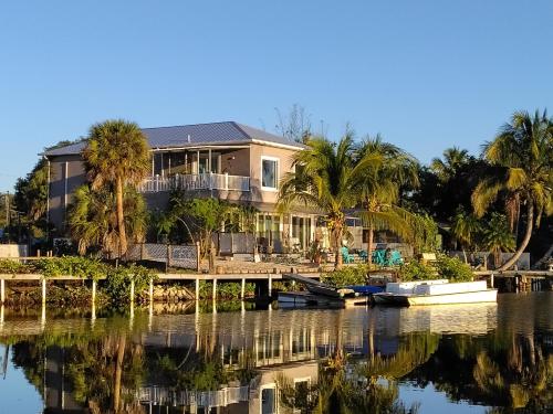 una casa su un molo vicino a un corpo d'acqua di Laguna Room Private En-Suite, Naples FL a Naples