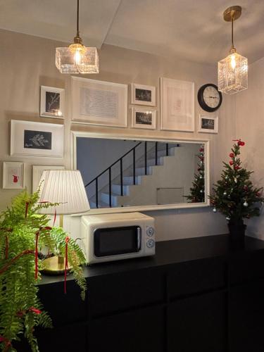 een keuken met een magnetron op een aanrecht met een spiegel bij 무무 mumu in Seoul