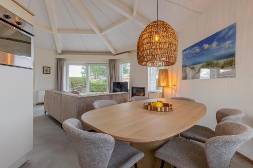 une salle à manger avec une table et des chaises dans l'établissement Koudenburgweg 36, à Hollum