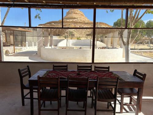 锡瓦Moon_Valley_Siwa的一张餐桌，几把椅子，还有一扇大窗户