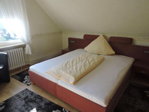 une petite chambre avec un lit avec un matelas blanc dans l'établissement Ferienwohnung für Handwerker, à Kappeln