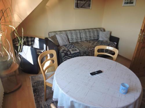 a living room with a table and a couch at Ferienwohnung für Handwerker in Kappeln