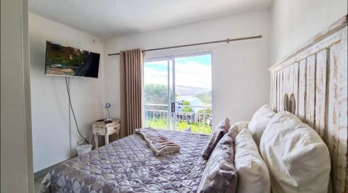 Giường trong phòng chung tại 2 Seasons Self catering Morgans Bay